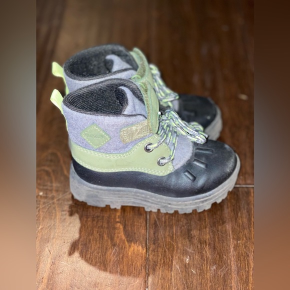 Used Pre-Owned Carter’s Kids Snow boots, Size 6. - Picture 2 of 6